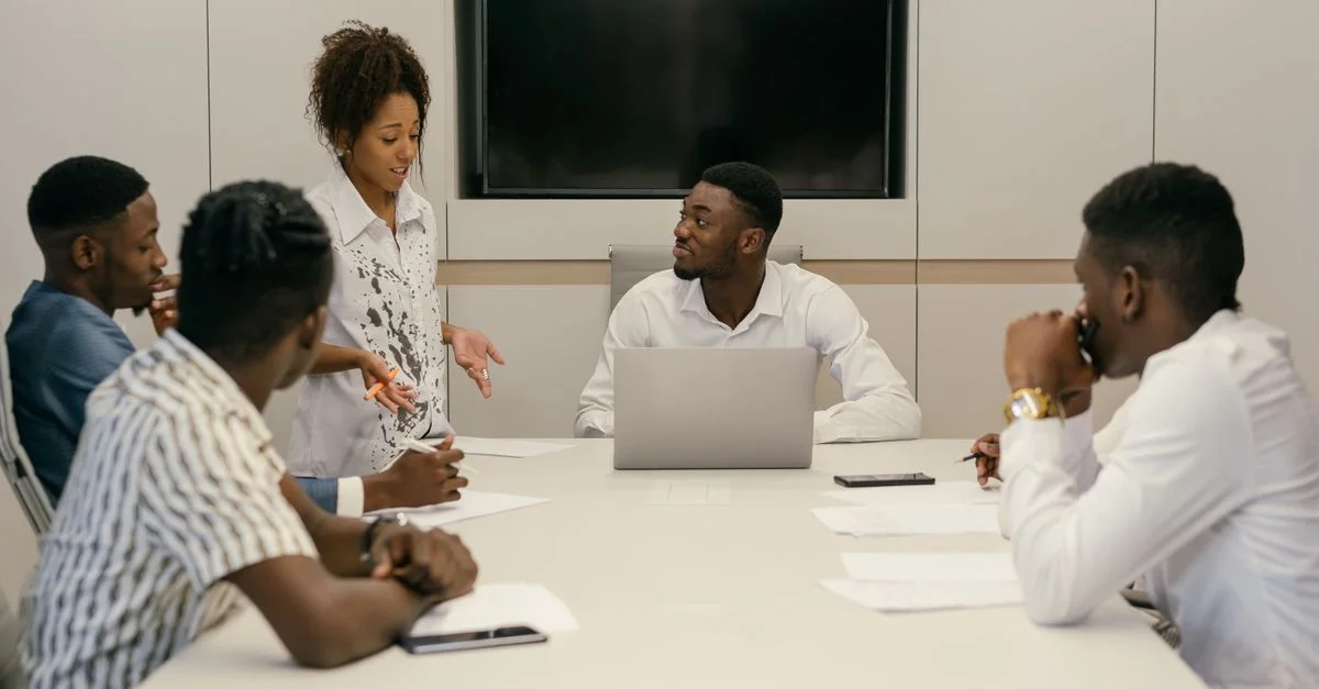 Une équipe diversifiée de professionnels collaborant dans un environnement de réunion moderne.